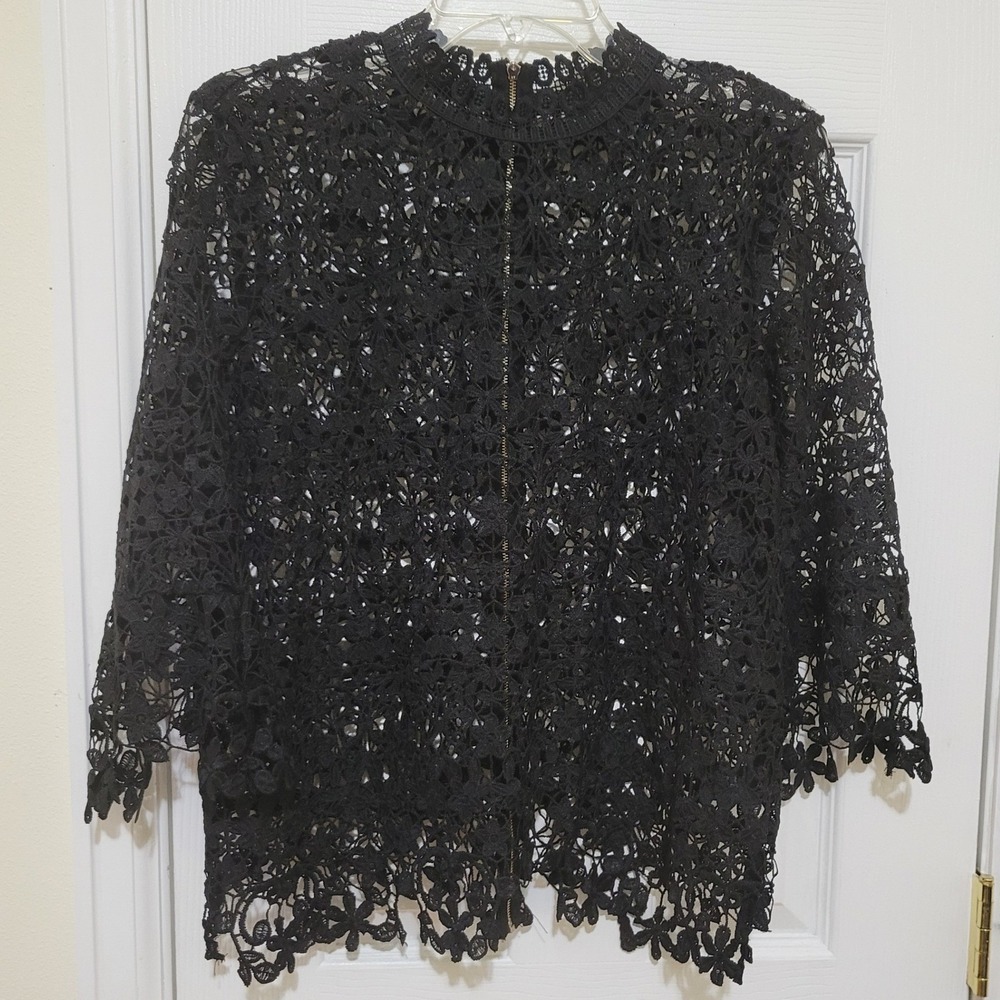 Bold Elements Cut to Curve Black Floral Lace Mock Neck Zip Back Top Medium